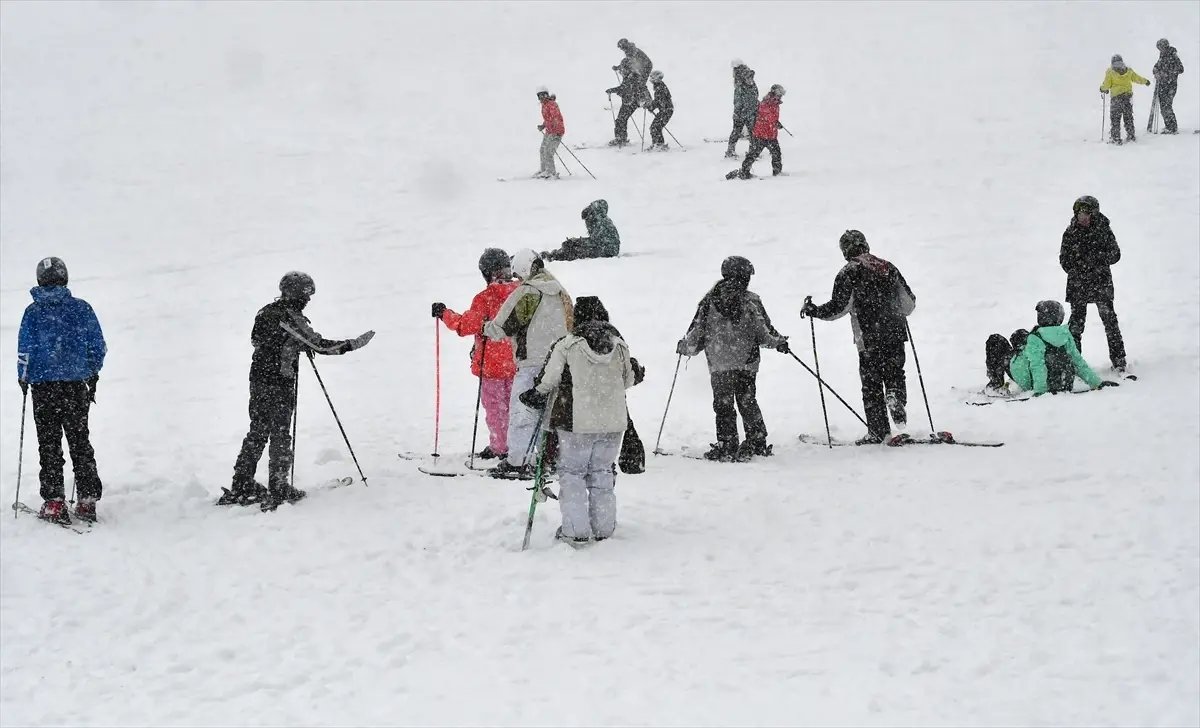 Sarıkamış Kayak Merkezi'nde kar yağışı altında kayak keyfi