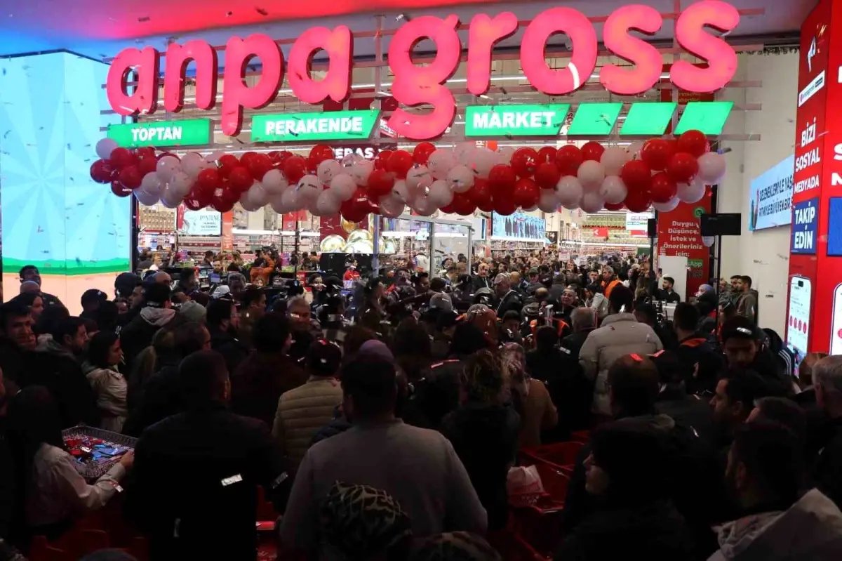 Denizli'de zincir marketin indirimli açılışı geceden sabaha kuyruk oluşturdu