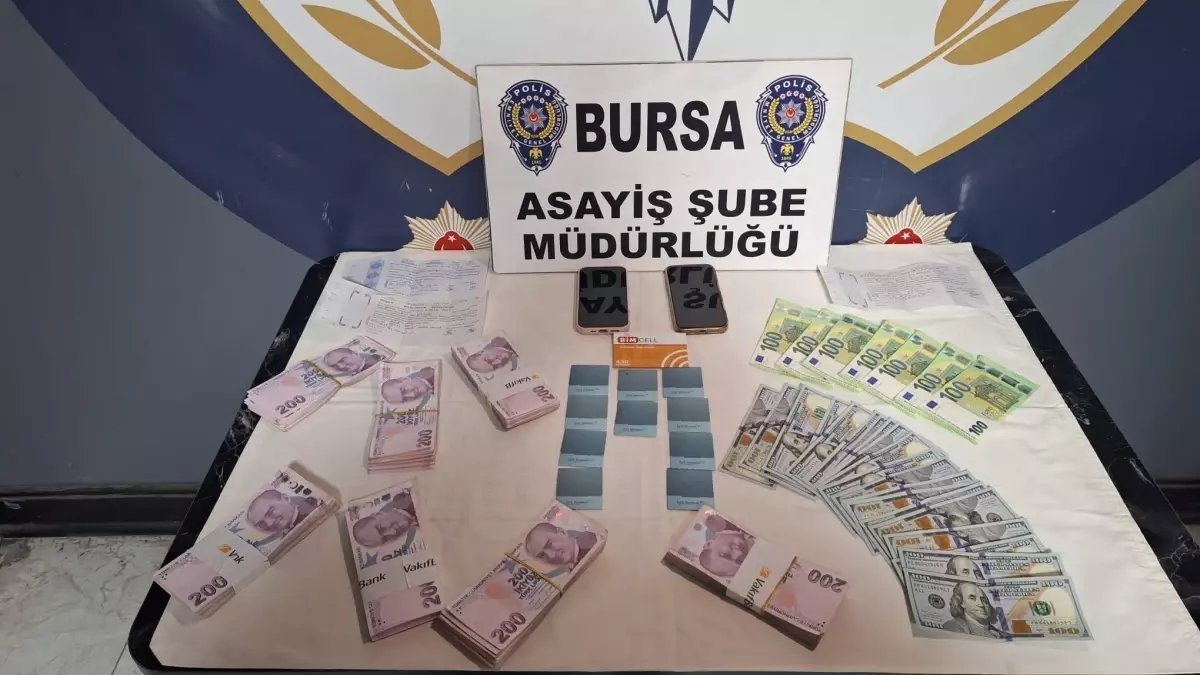 3 kişiyi, adlarının FETÖ soruşturmasına karıştığını söyleyip 10,8 milyon TL dolandırdılar