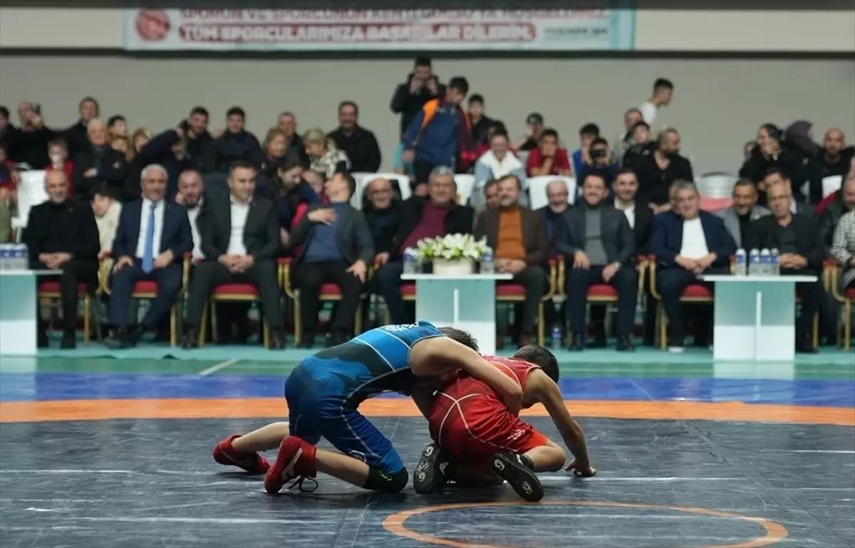 Şehit Cüneyt Yıldız 15 Yaş Altı Güreş Turnuvası, Bursa'da başladı