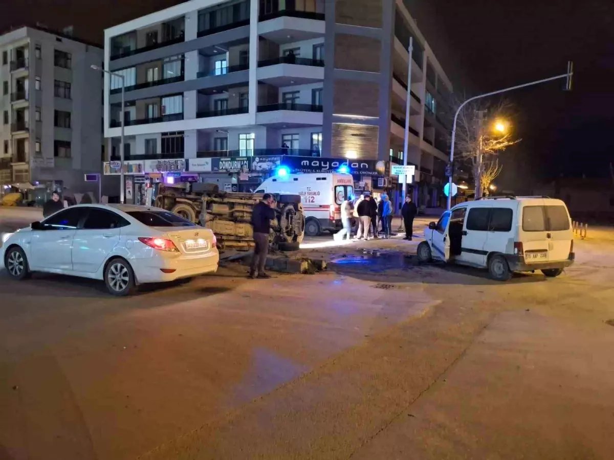 Karapınar'da iki kamyonet çarpıştı: 2 yaralı