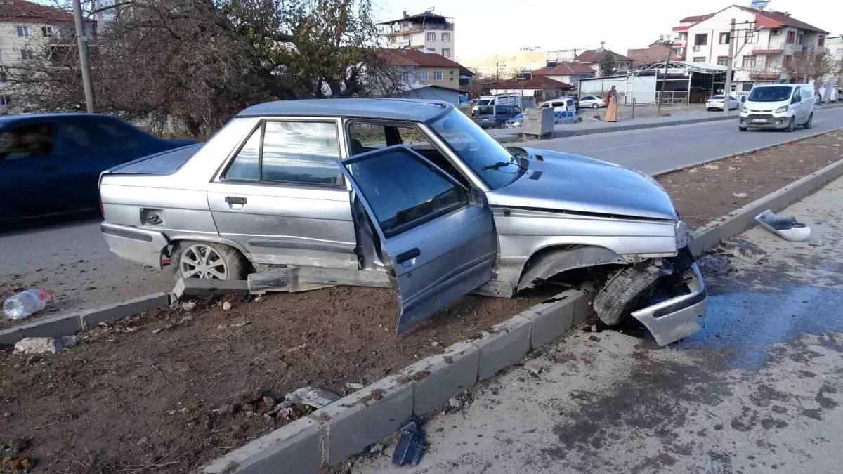 Malatya'da temizlik aracı ile çarpışan araç refüje çıktı