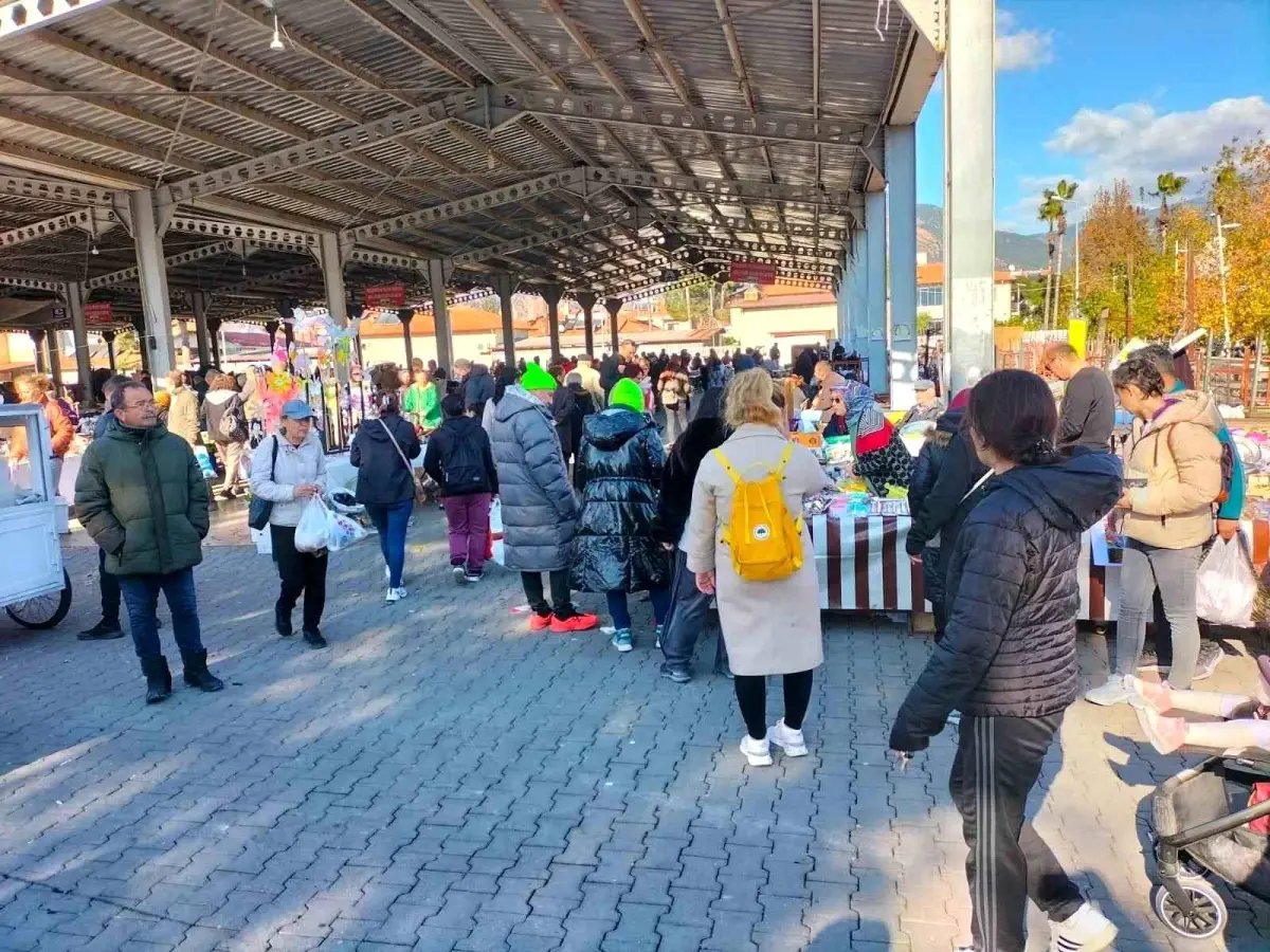 Köyceğiz'de yılbaşı pazarı kuruldu