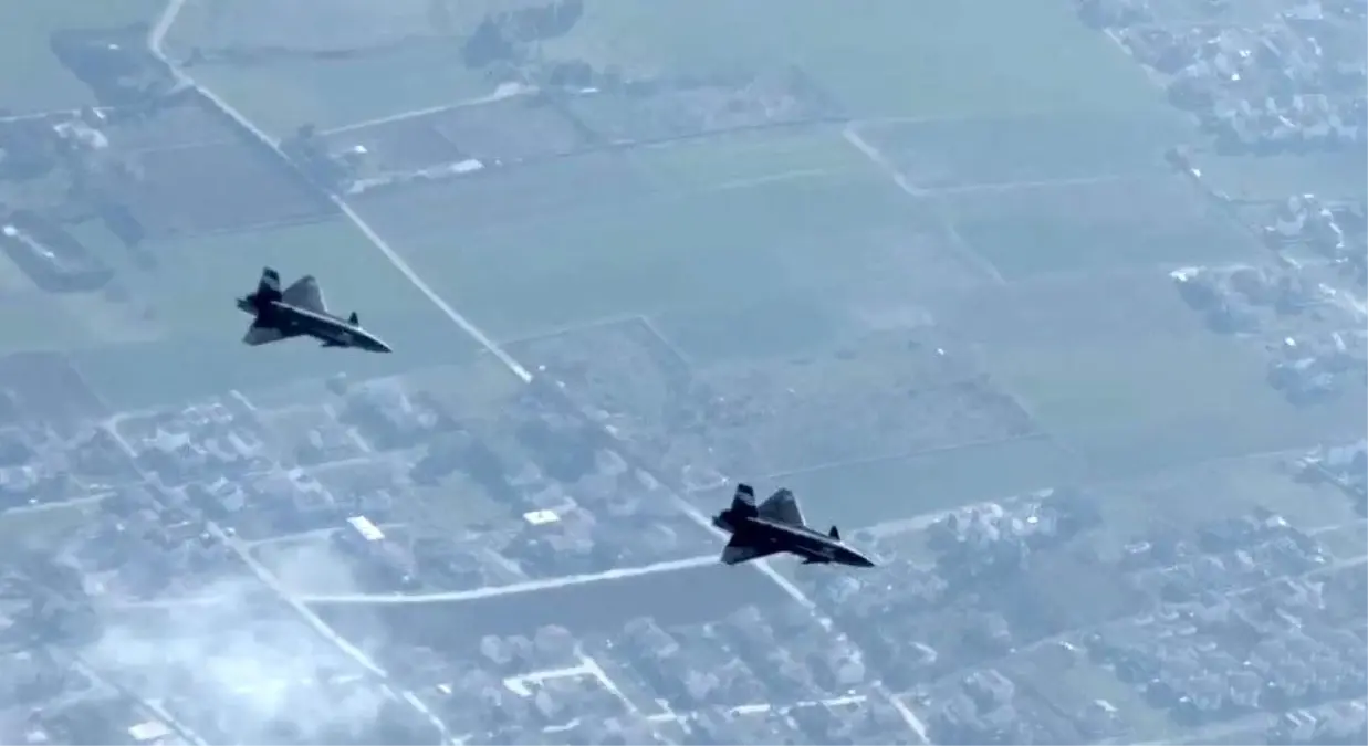 Bayraktar KIZILELMA'dan akıllı filo otonomisi ile kol uçuşu