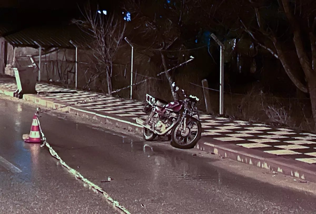 Kütahya'da motosikletin çöp konteynerine çarpması sonucu 1 kişi öldü, 1 kişi yaralandı