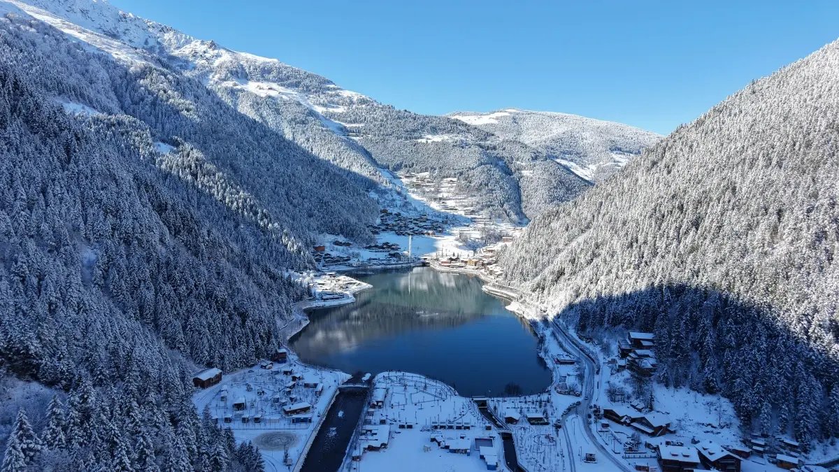 Uzungöl'de kar yağışı sonrası seyirlik manzaralar oluştu
