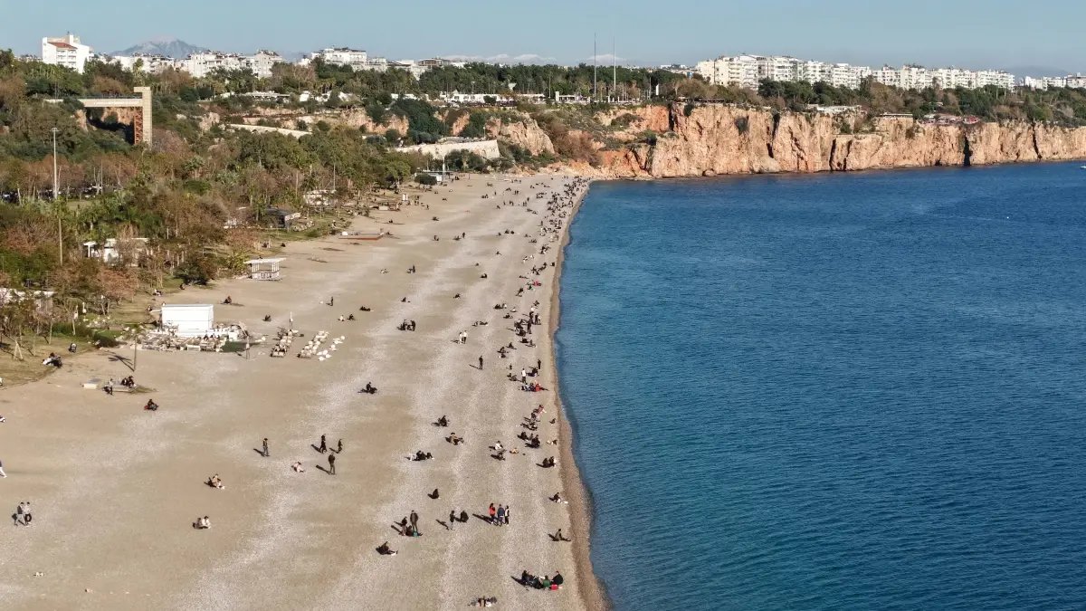 Doğu'da kar, Antalya'da yazdan kalma sıcaklık