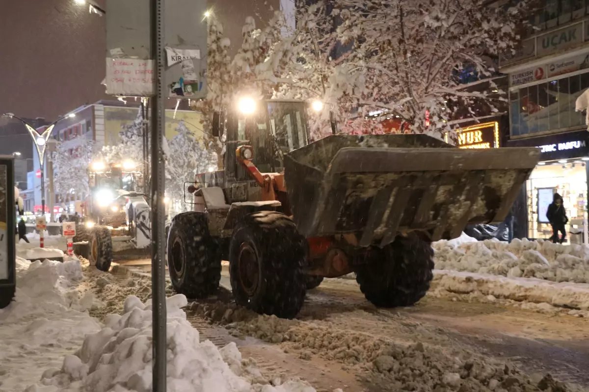 Van'da 569 yerleşim yeri ulaşıma kapandı, okullar tatil edildi