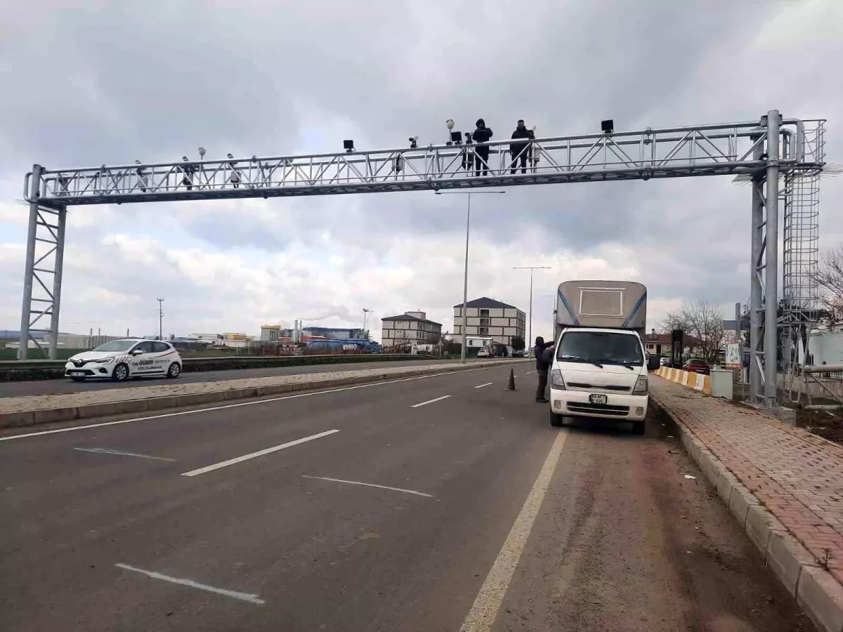Kazada zarar gören otoyol plaka tanıma sistemi direği yenilendi