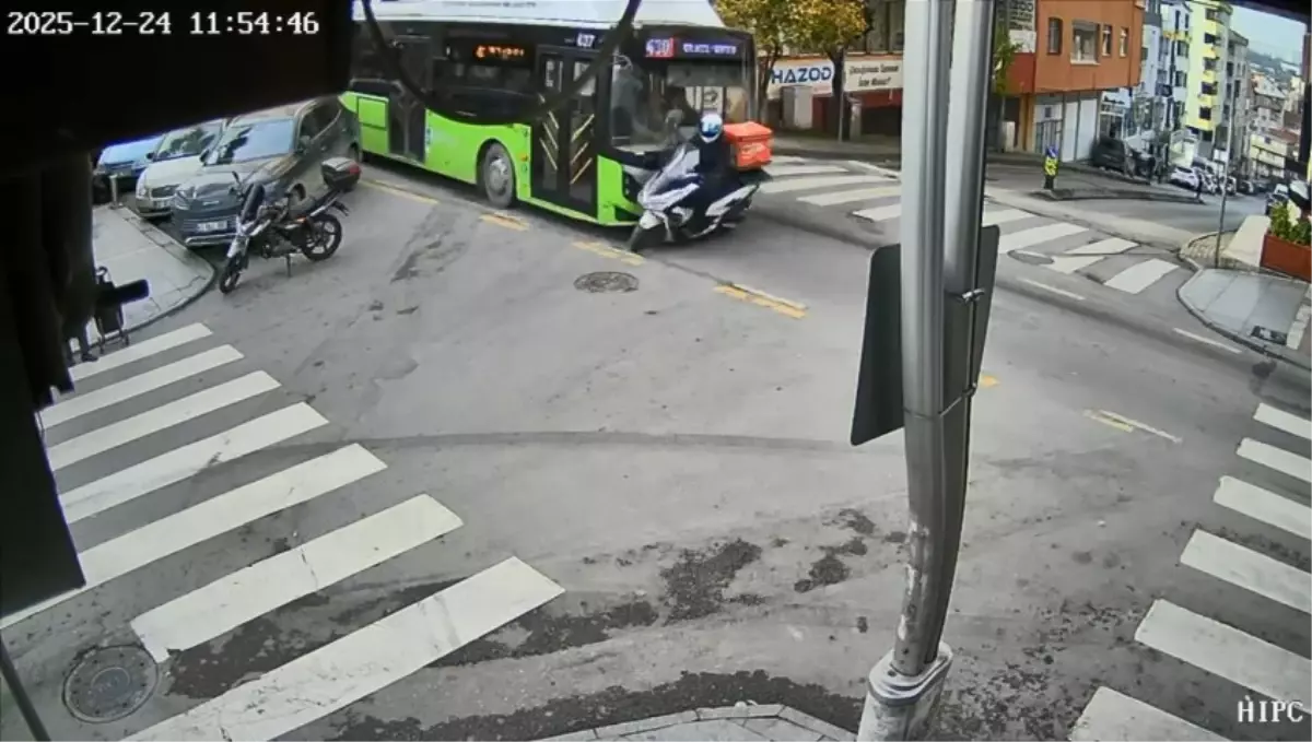 Belediye otobüsü ile motokuryenin çarpıştığı kaza kamerada