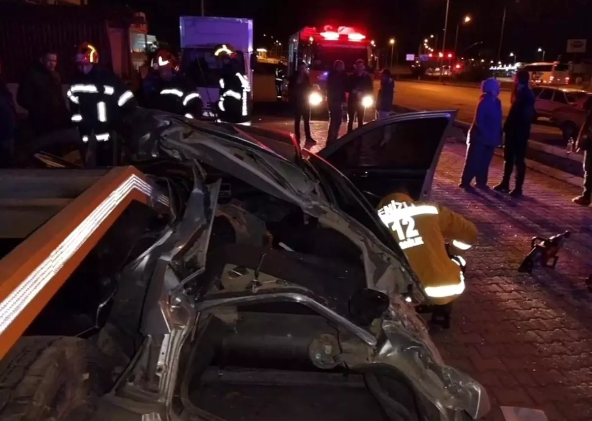 Otomobil park halindeki tırın dorsesine çarptı: 1 ölü 1 yaralı