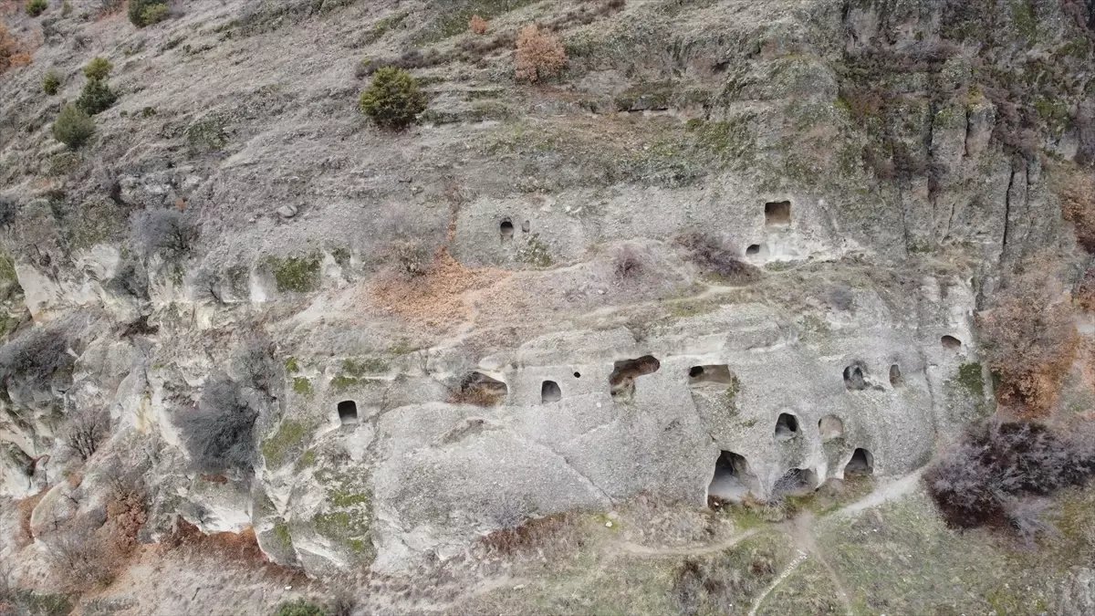 Çankırı'daki İndağı Kaya Mezarları tarih ve doğa meraklılarının ilgisini çekiyor