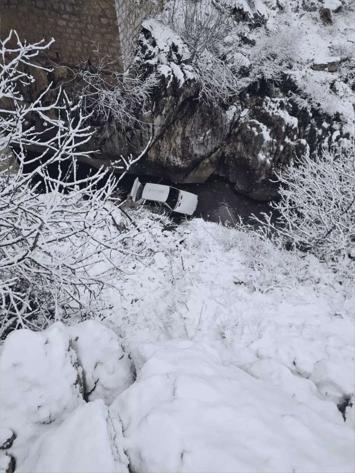 Diyarbakır'da otomobil köprüden çaya düştü: 4 yaralı