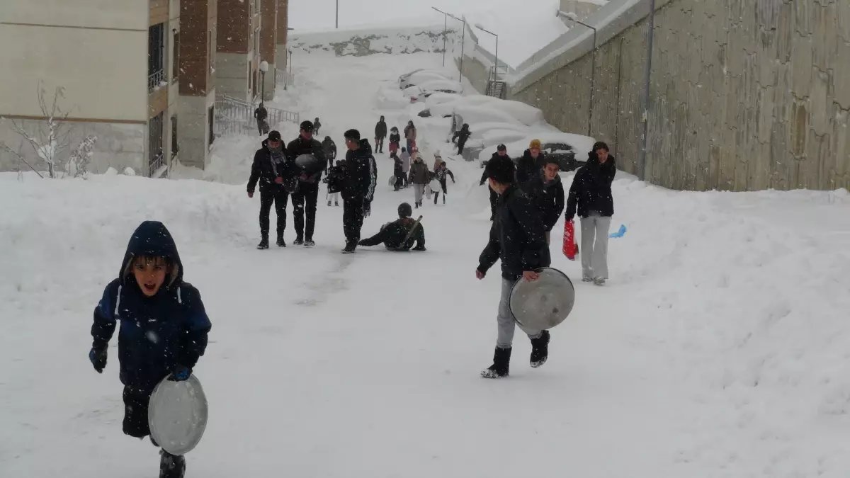 Yüksekova'da çocukların kar keyfi; tepsilerle kayak yaptılar