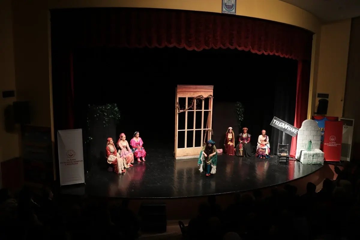 Bursa'da devlet koruması altındaki çocuklar tiyatro oyunu sahneledi