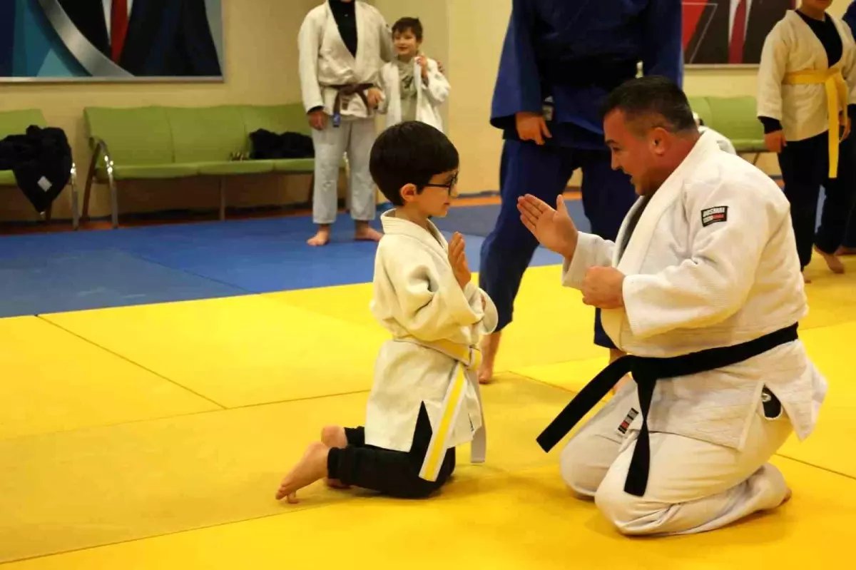 Bilecik'te judoculara moral veren antrenman