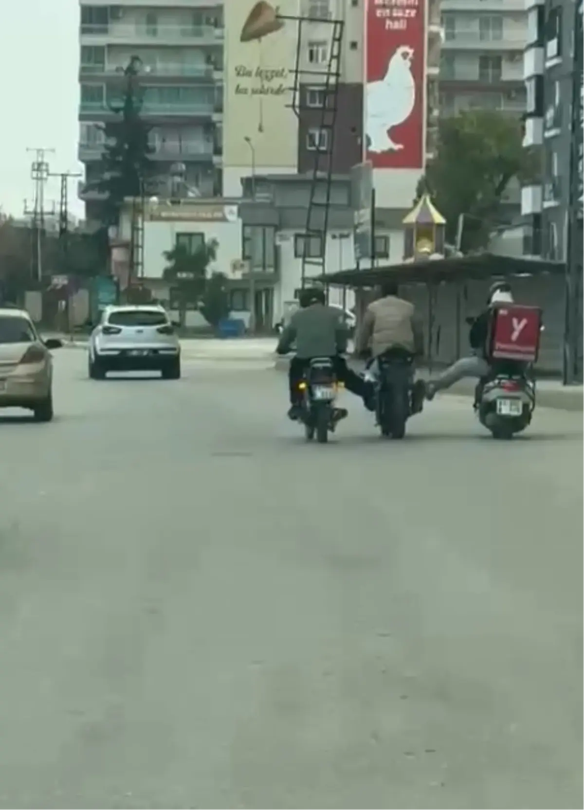 Motosiklet sürücüleri trafikte benzini biten motosikleti ayaklarıyla iterek akaryakıt istasyonuna götürdü