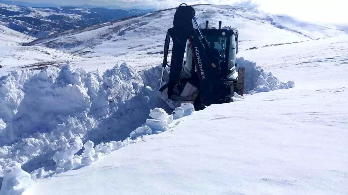 Sivas'ta yoğun kar nedeniyle 69 yerleşim yerine araç ulaşımı sağlanamıyor