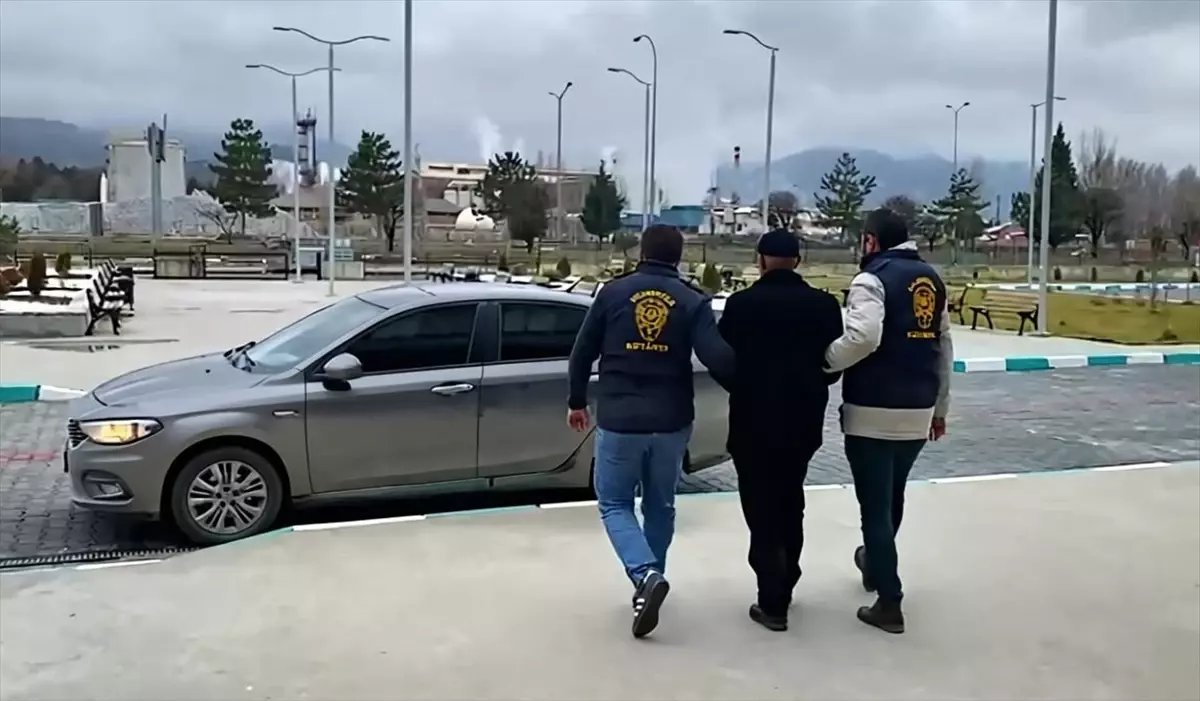 Kütahya'da umreye götürme vaadiyle topladığı paraları kumarda kaybeden şüpheli tutuklandı