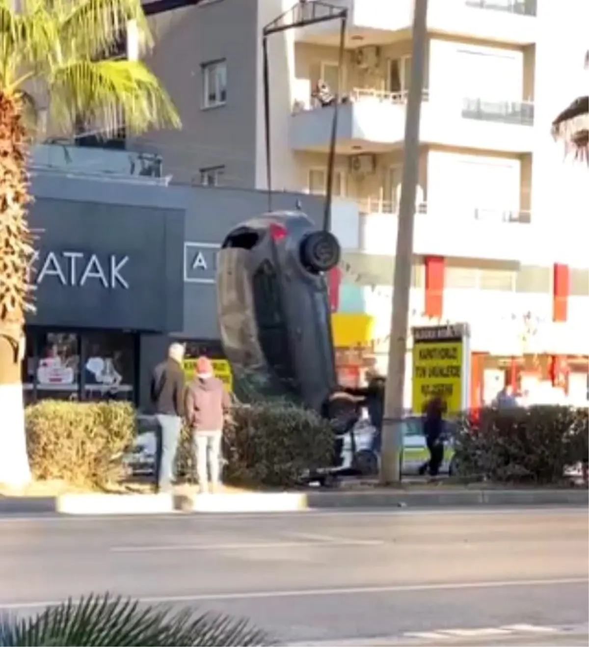 Otomobilin takla atıp ters döndüğü anlar kameraya yansıdı