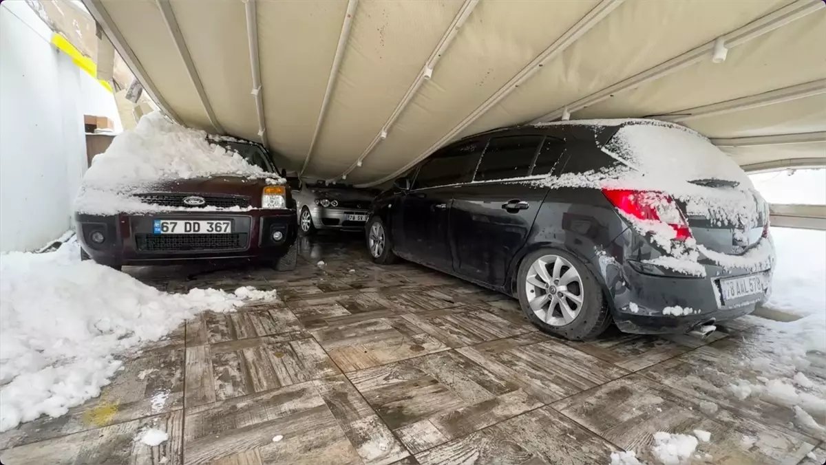 Karabük'te kar nedeniyle çöken garaj çatısı 3 otomobile zarar verdi