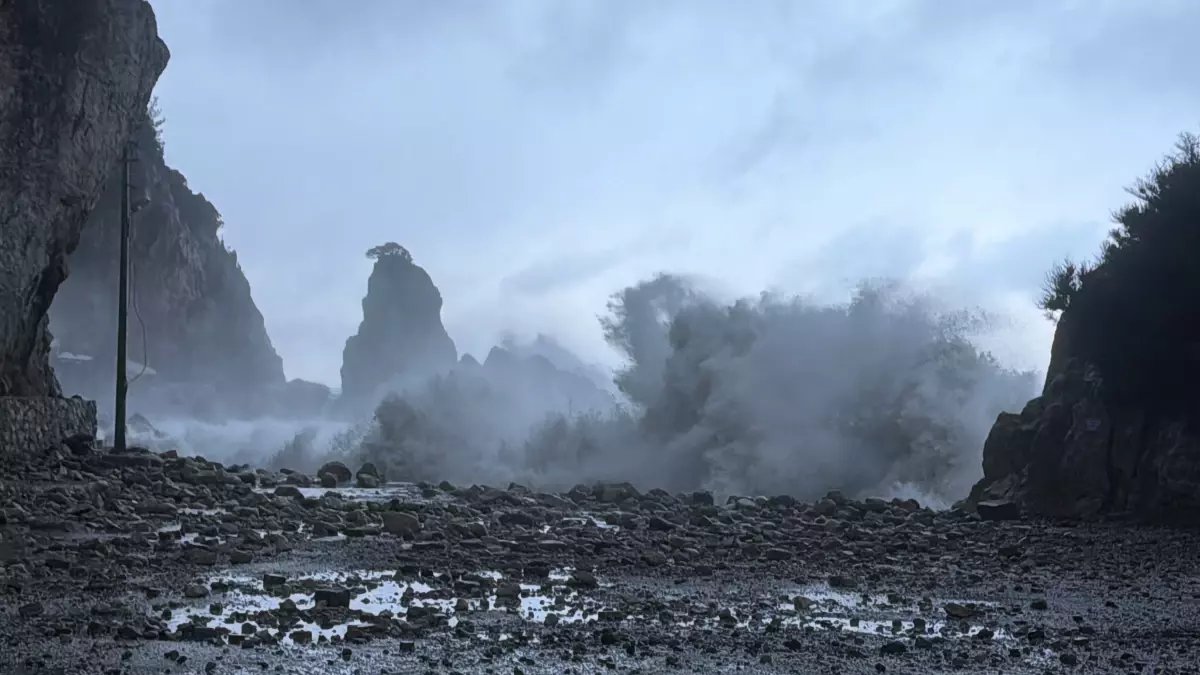 Amasra'da dalga yüksekliği 8 metreye ulaştı, tekneler limana demirledi
