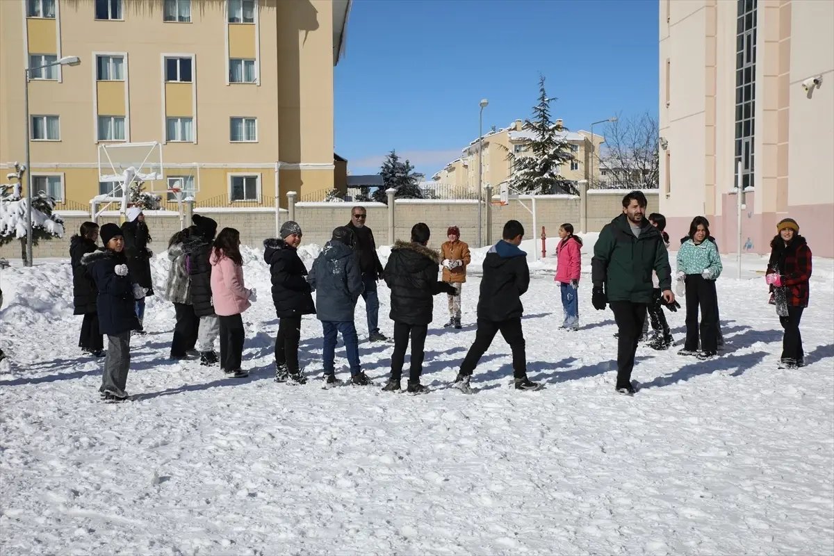 Van'da öğrenciler karın ve tatilin keyfini çıkardı