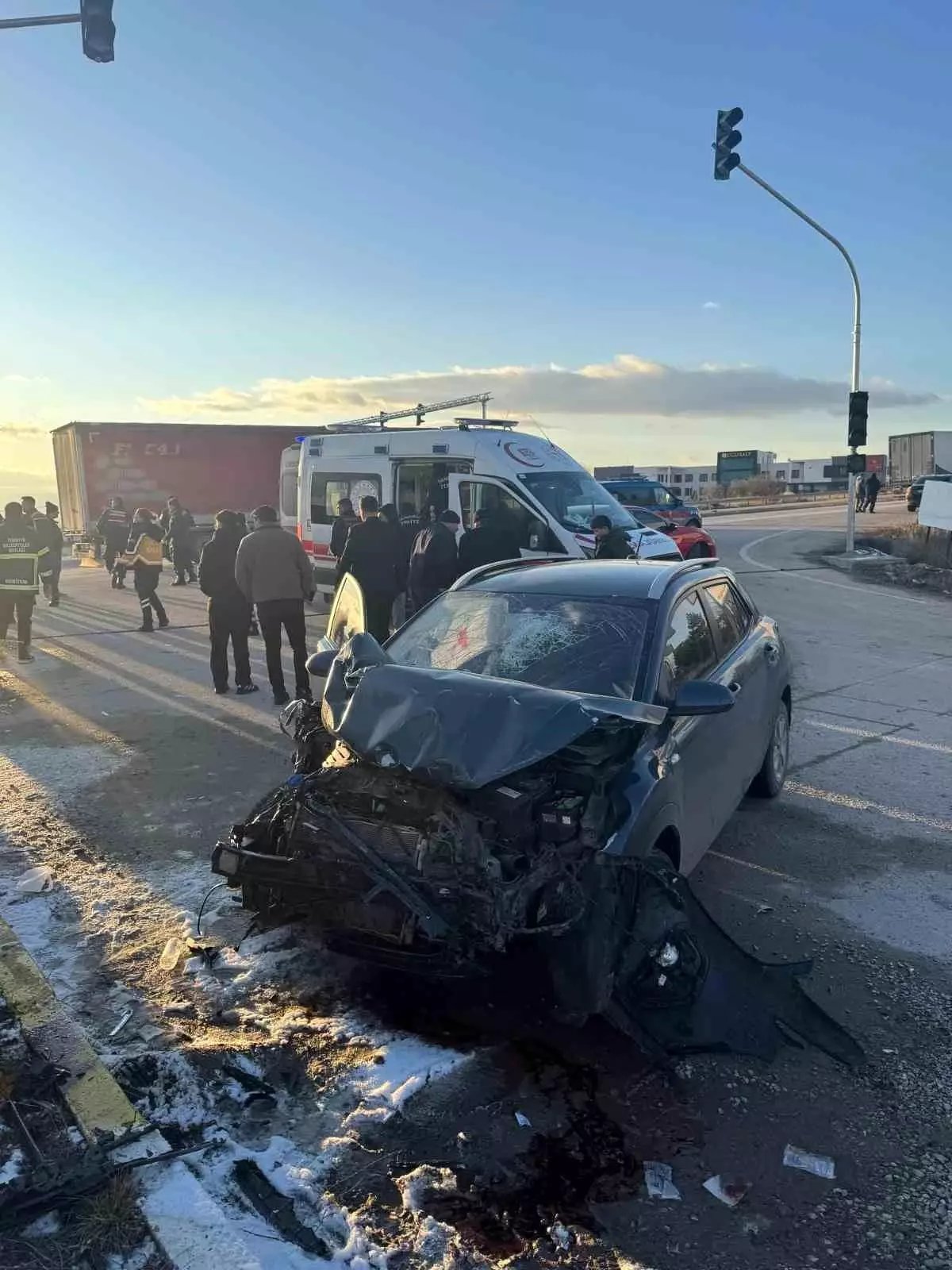 Servis aracıyla otomobil çarpıştı, 18 kişi yaralandı
