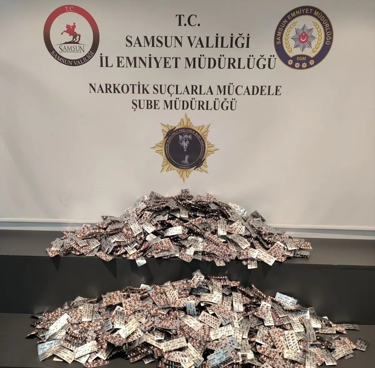 Samsun'da oto kurtarıcıdaki otomobilde 28 bin uyuşturucu hap ele geçirildi