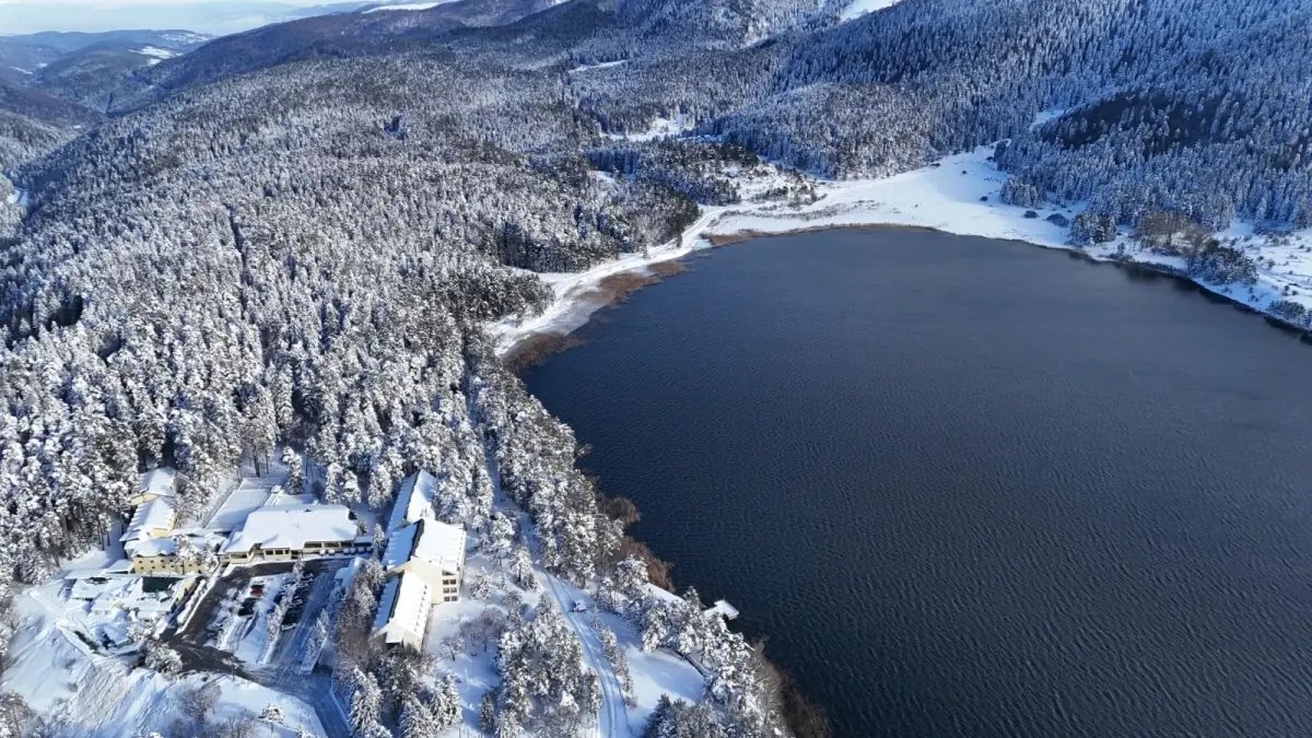 Abant Gölü Milli Parkı'nın Karla Kaplı Görüntüleri Dronla Görüntülendi