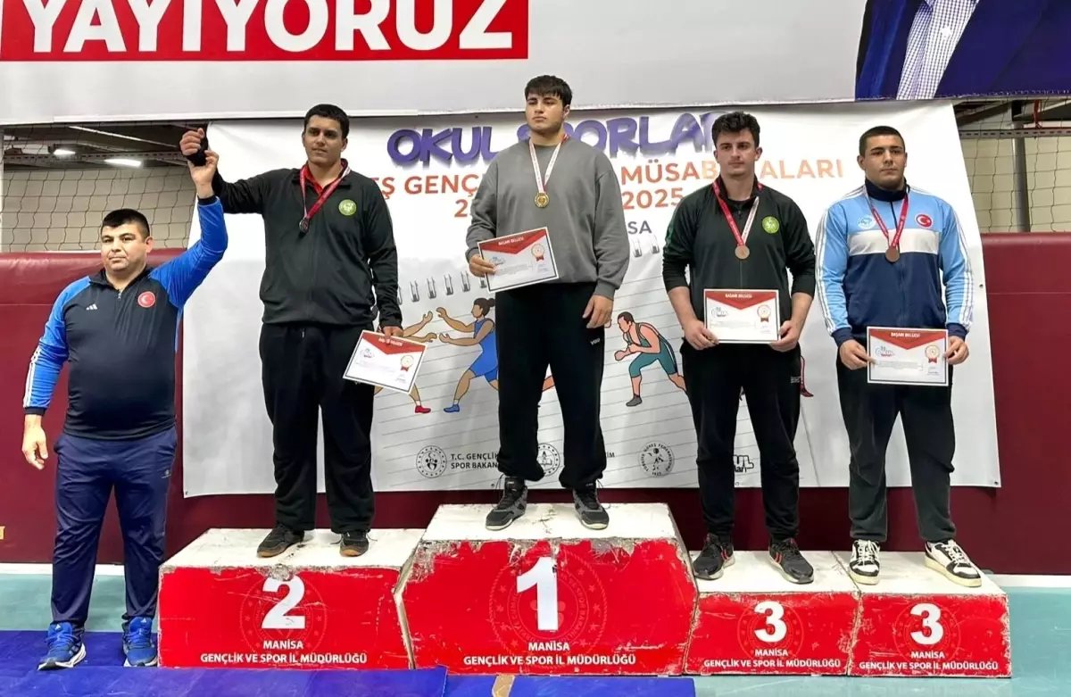 Genç güreşçiler Manisa'da mindere çıktı