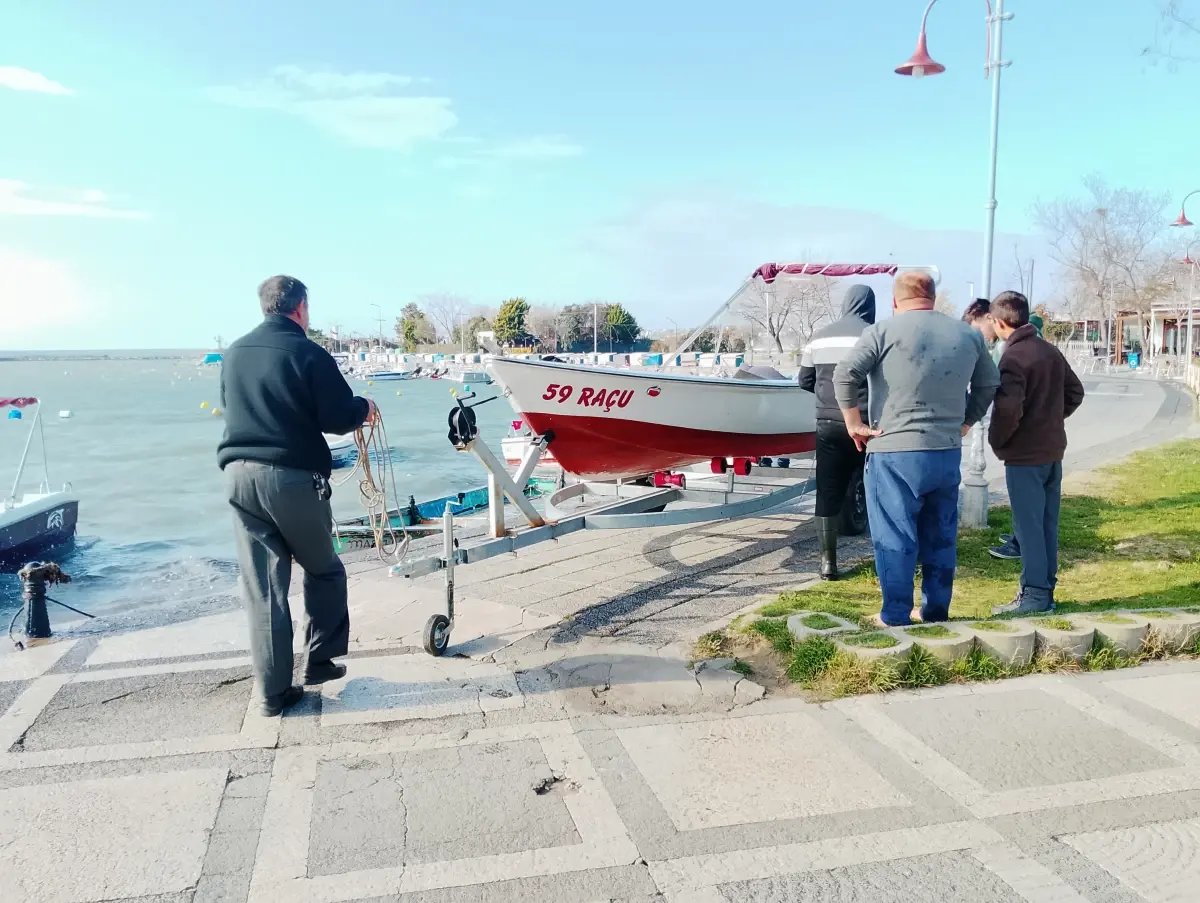 Silivri'de Kuvvetli Rüzgar Tekne ve Yatları Zarara Uğrattı