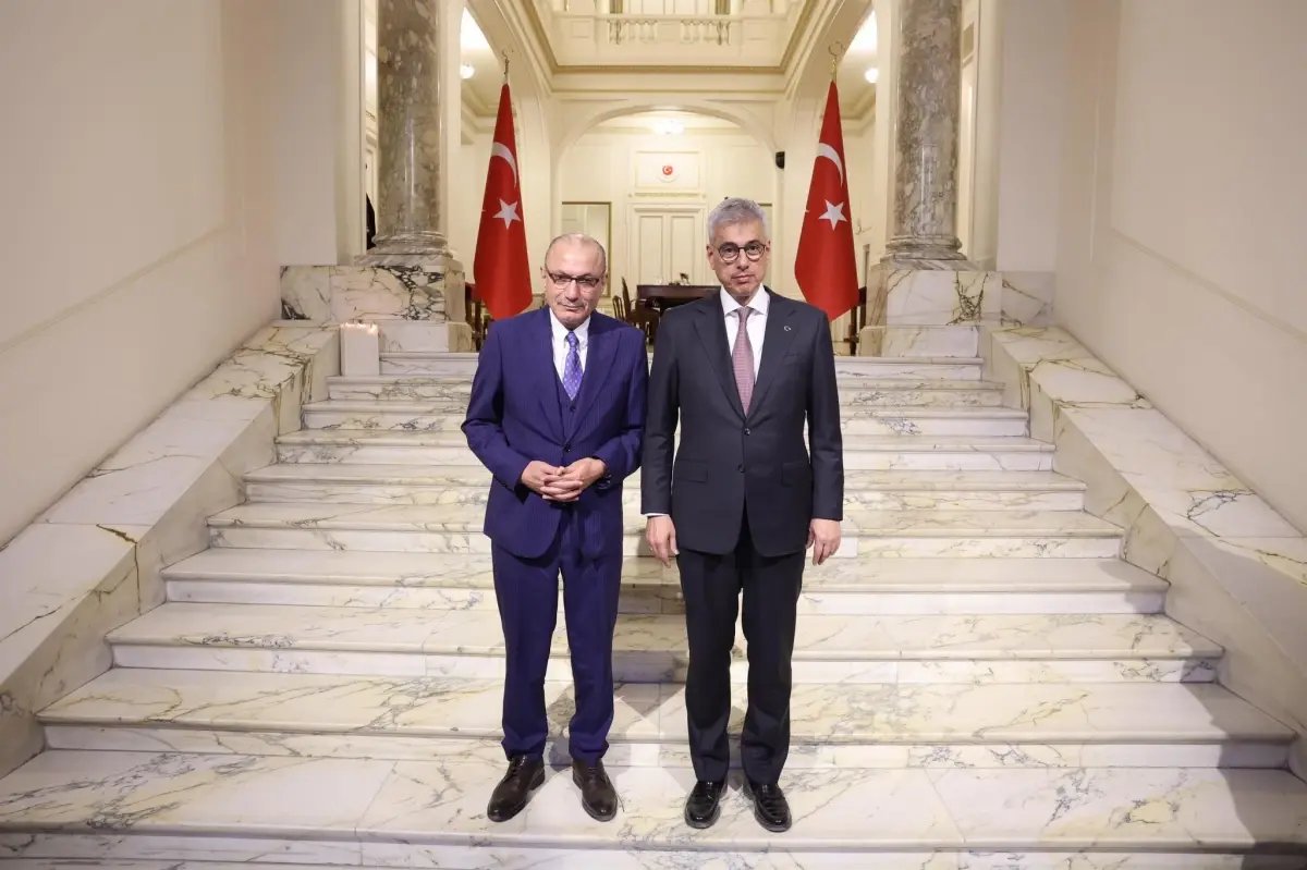 Bakan Memişoğlu, Türkiye'nin Kahire Büyükelçiliği'ni ziyaret etti