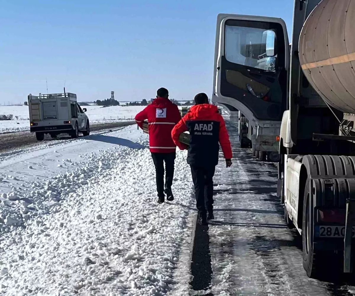 Cizre Kızılay'dan yolda kalan tır şoförlerine sıcak destek