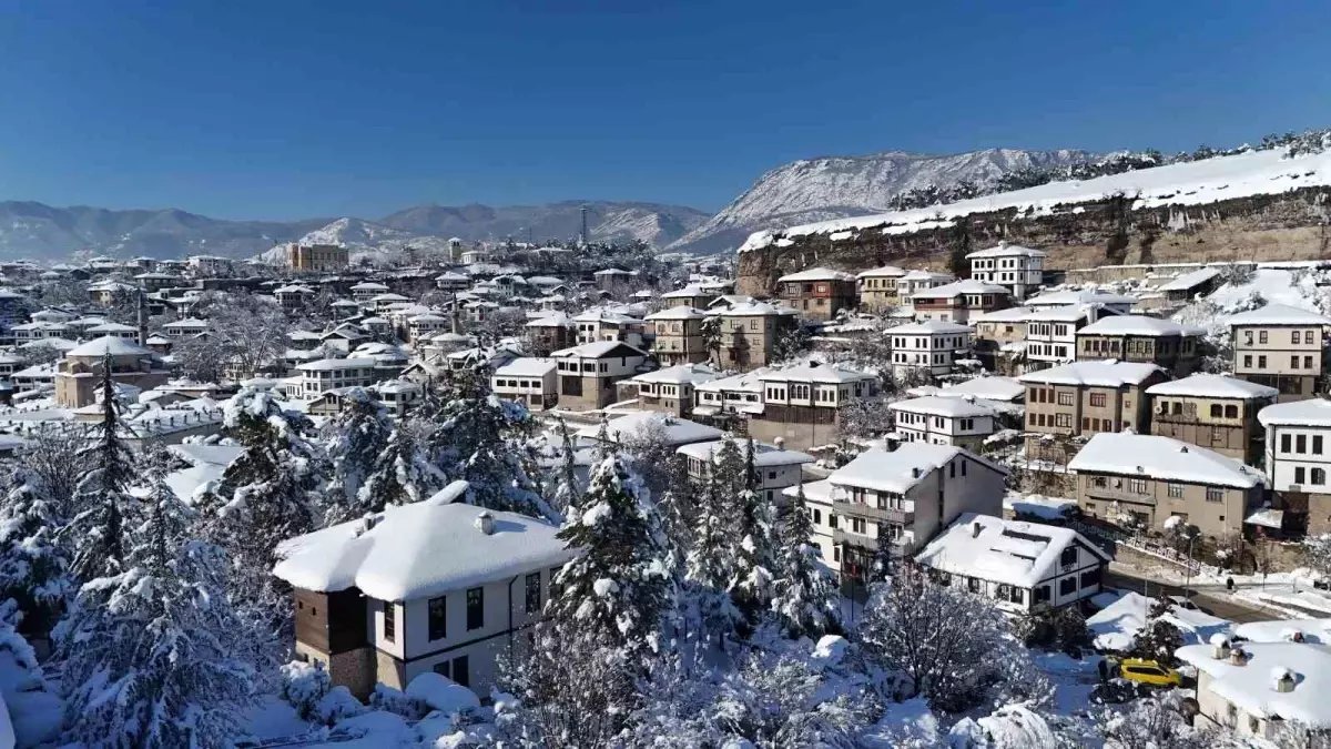 Kar altında masalsı görüntüler sunan UNESCO Kenti Safranbolu dron ile görüntülendi