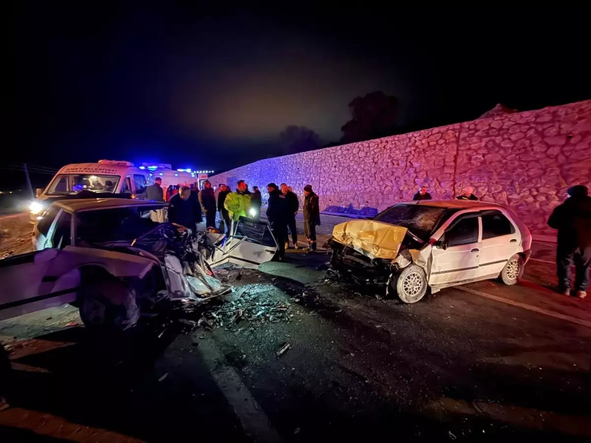 Kütahya'da iki otomobil kafa kafaya çarpıştı; 4 yaralı