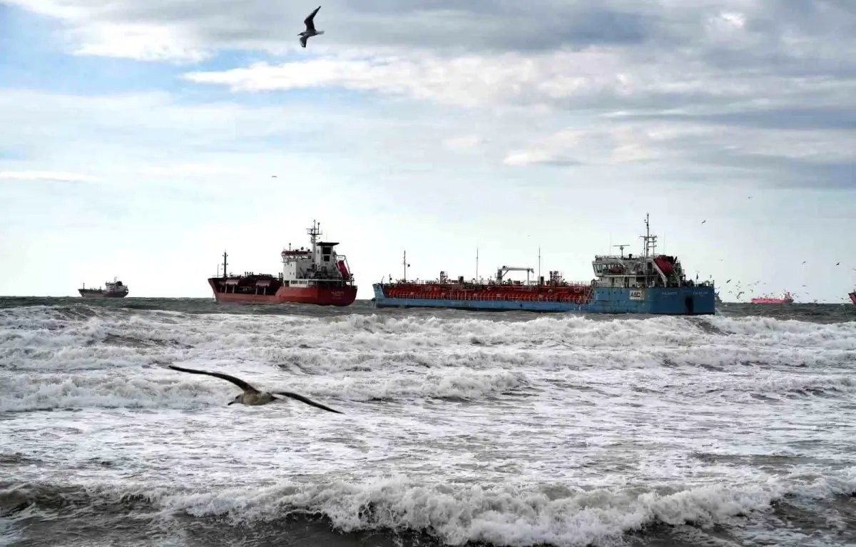 İstanbul'da birbirine temas eden tankerlerden biri kurtarıldı