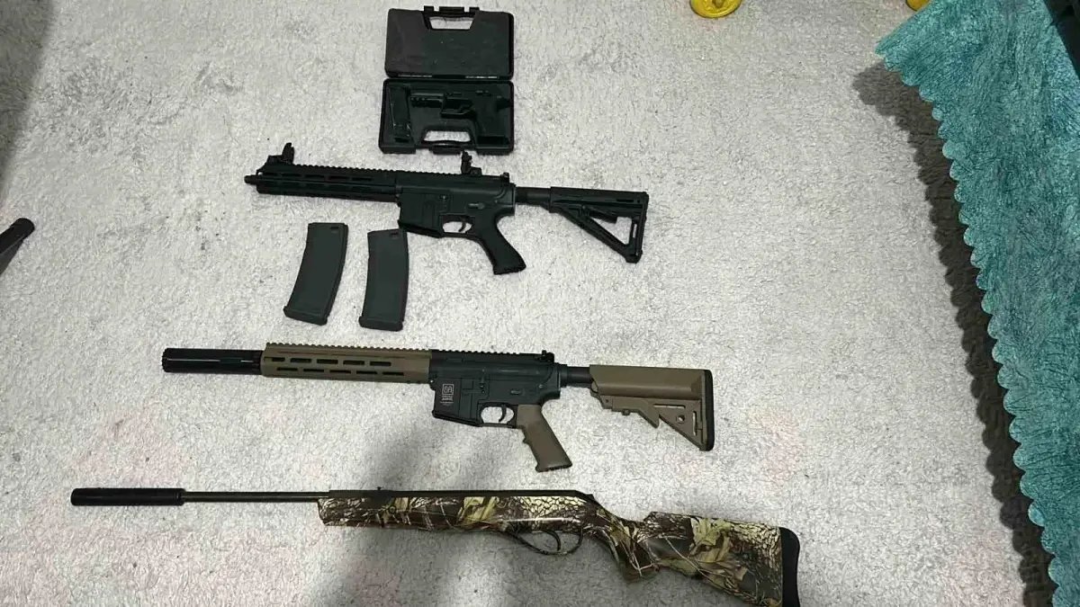 İstanbul merkezli DEAŞ operasyonunda kılıç, pala, kasatura ele geçirildi