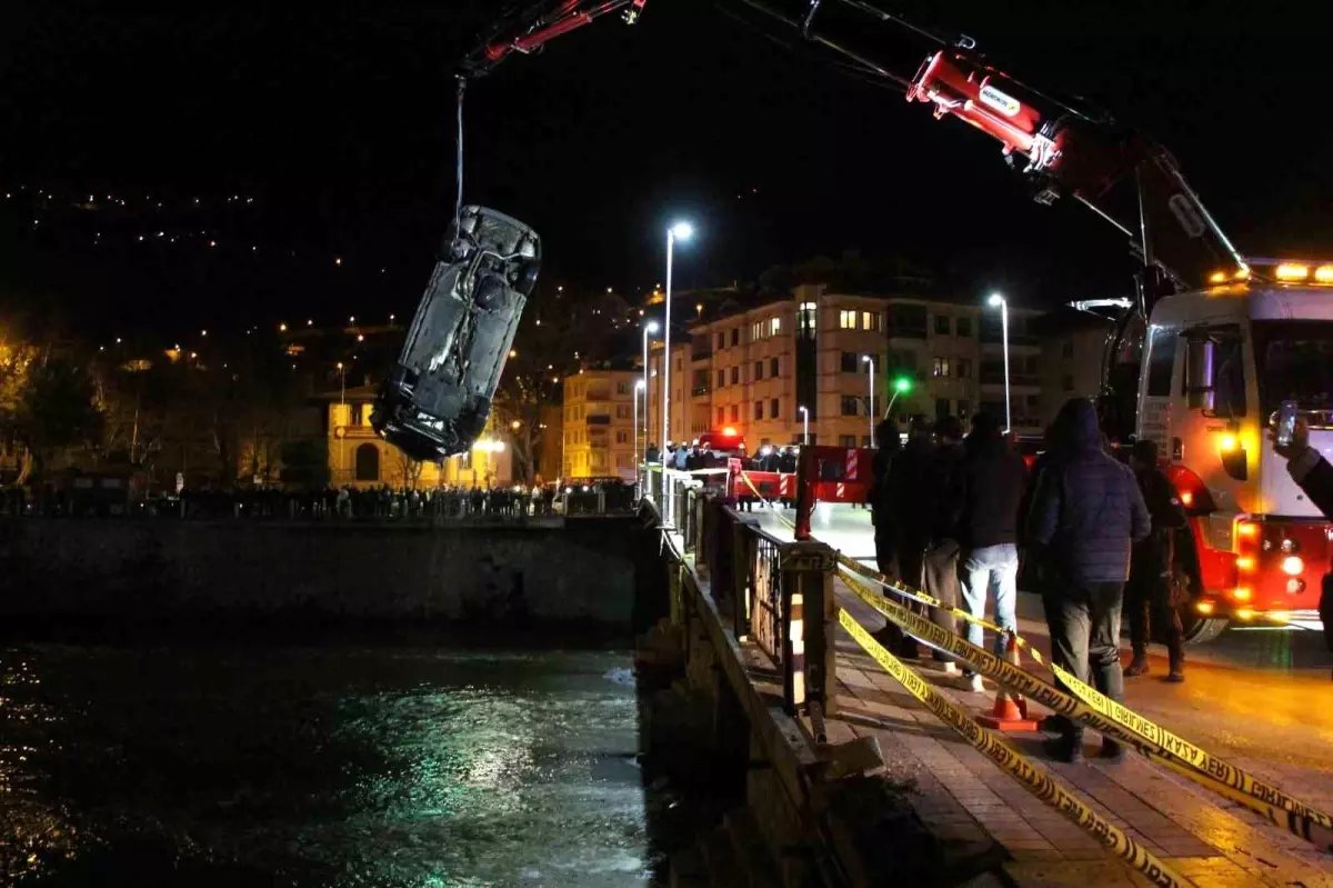 Amasya'da kontrolden çıkan otomobil köprüden Yeşilırmak Nehri'ne uçtu: 1 ölü, 1 yaralı