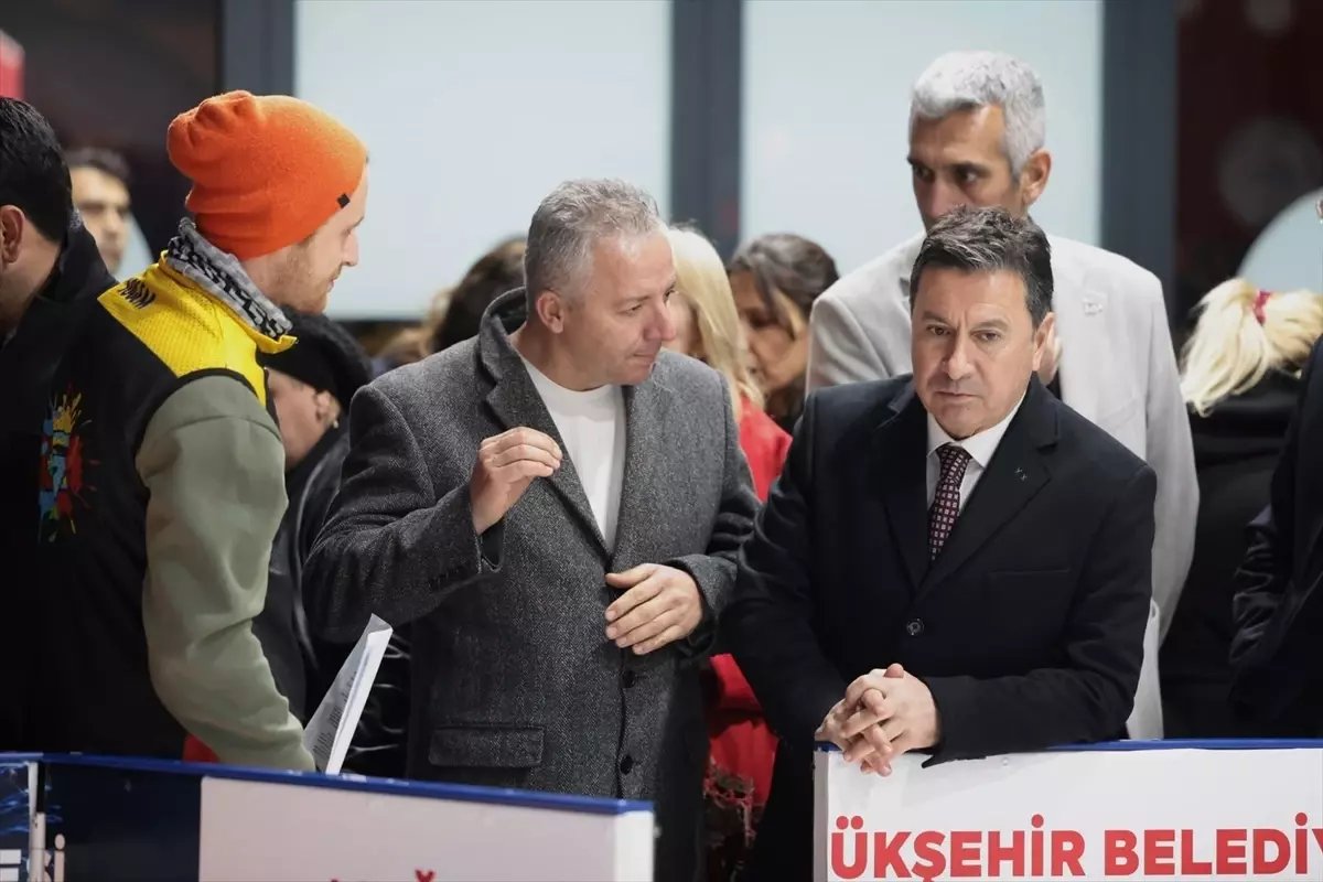 Muğla'nın Menteşe ilçesine buz pateni pisti kuruldu