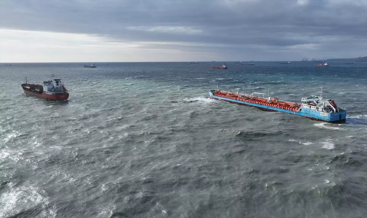 İstanbul Küçükçekmece açıklarında birbirine temas eden iki tankerden biri kurtarıldı