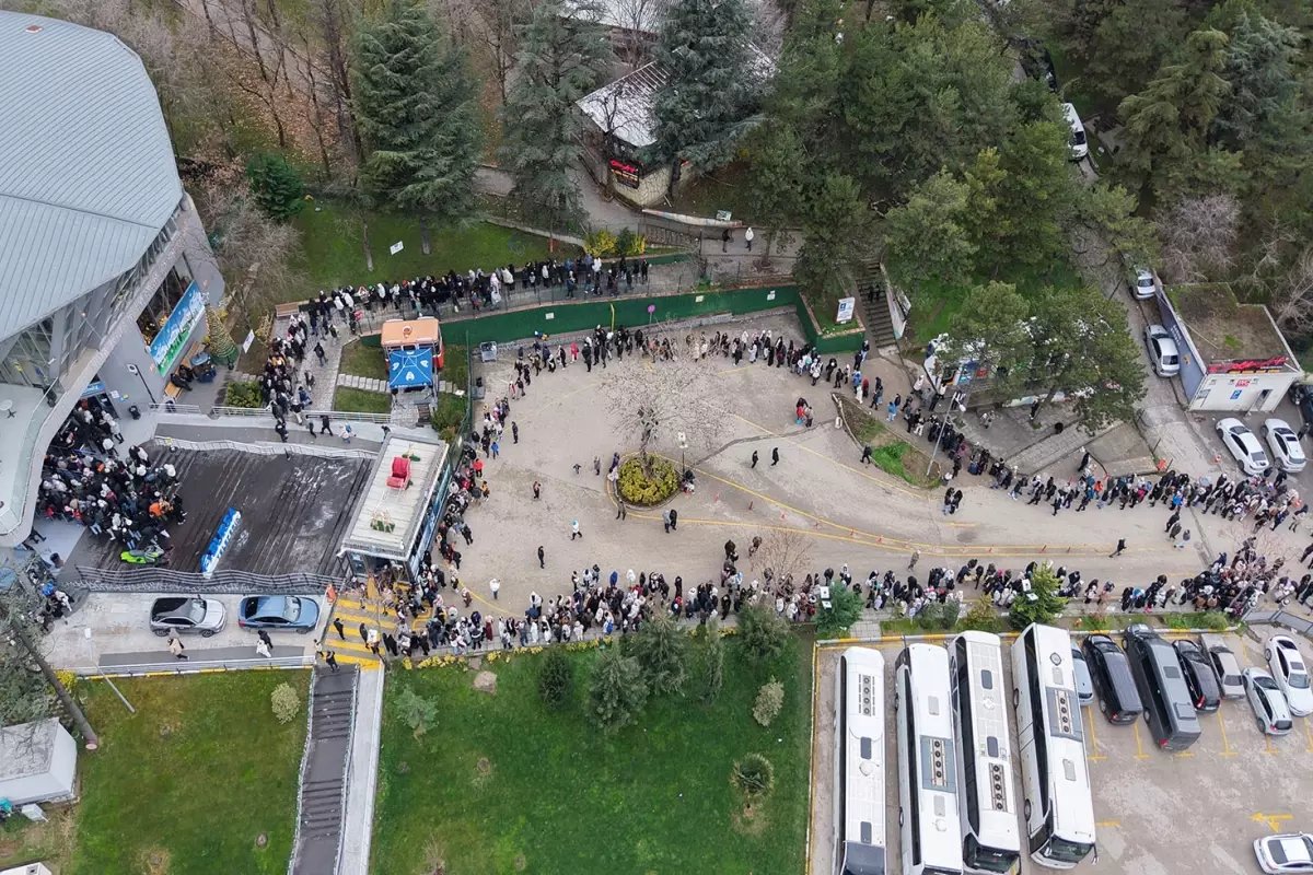 Yüzlerce metre kuyruk oluşuyor, herkes aynı şeyi istiyor