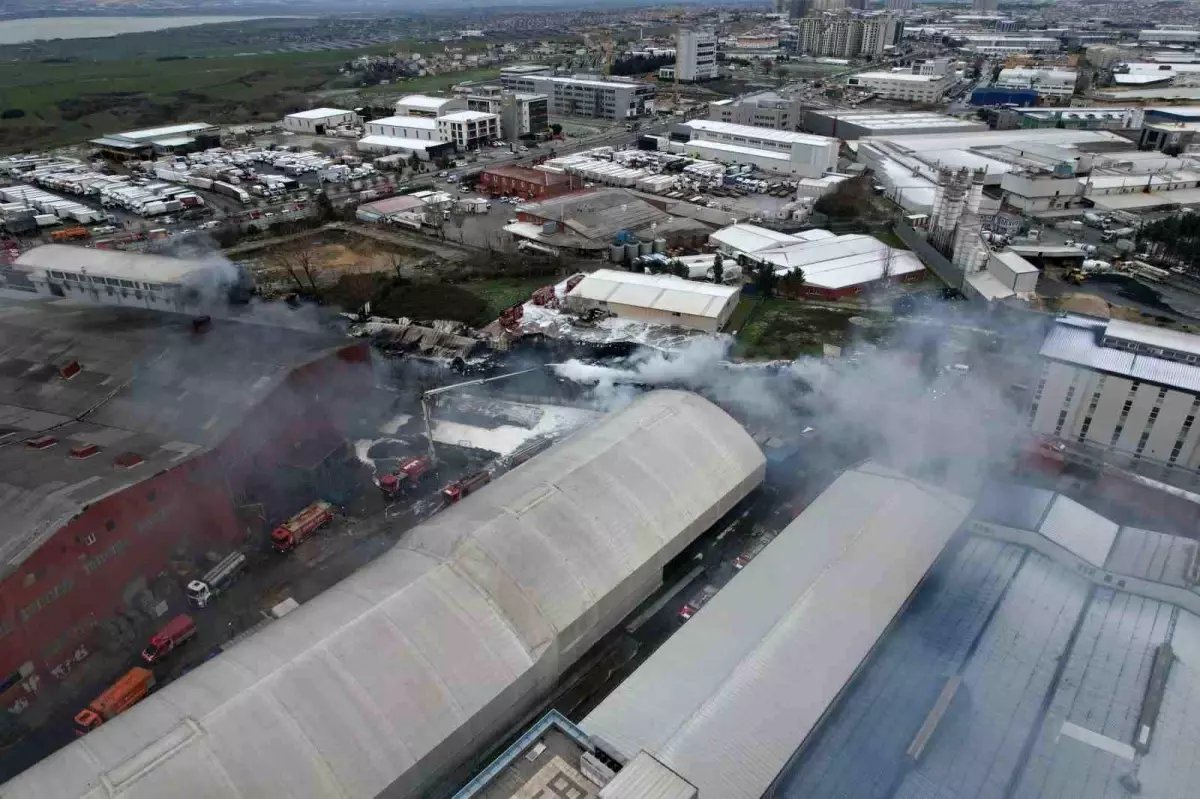 Esenyurt'ta devam eden fabrika yangını havadan görüntülendi