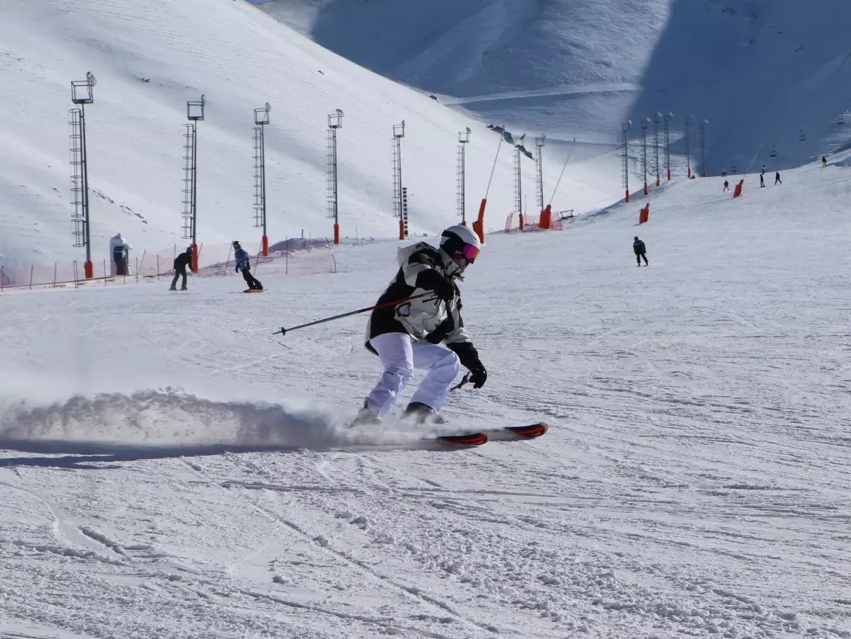 Kar kalınlığı 2 metreyi geçen Palandöken'de kayak keyfi