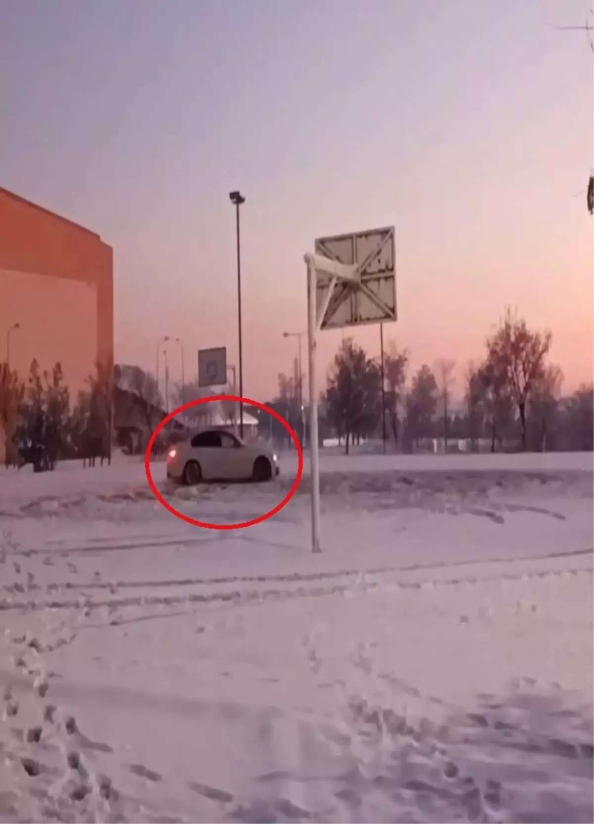 Otomobiliyle, üniversitenin basketbol sahasında kar üzerinde drift attı