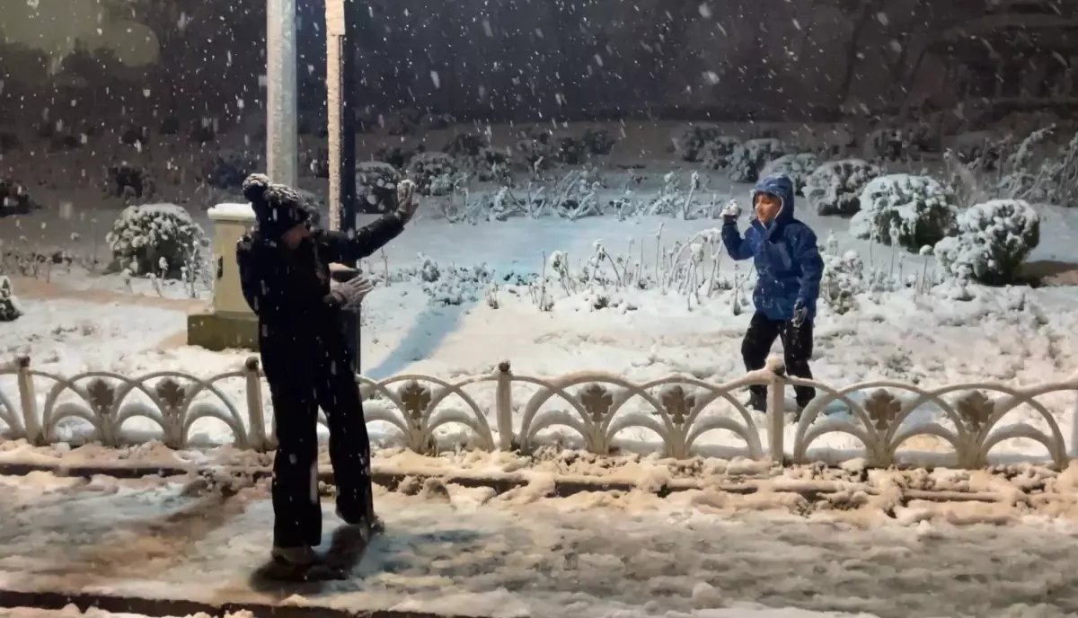 İstanbul'da Çamlıca Tepesi beyaza büründü
