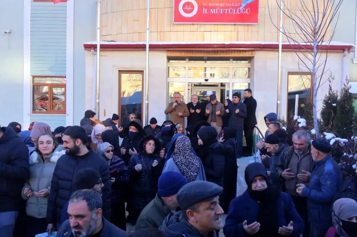 Bayburt'tan umre yolcuları dualarla uğurlandı