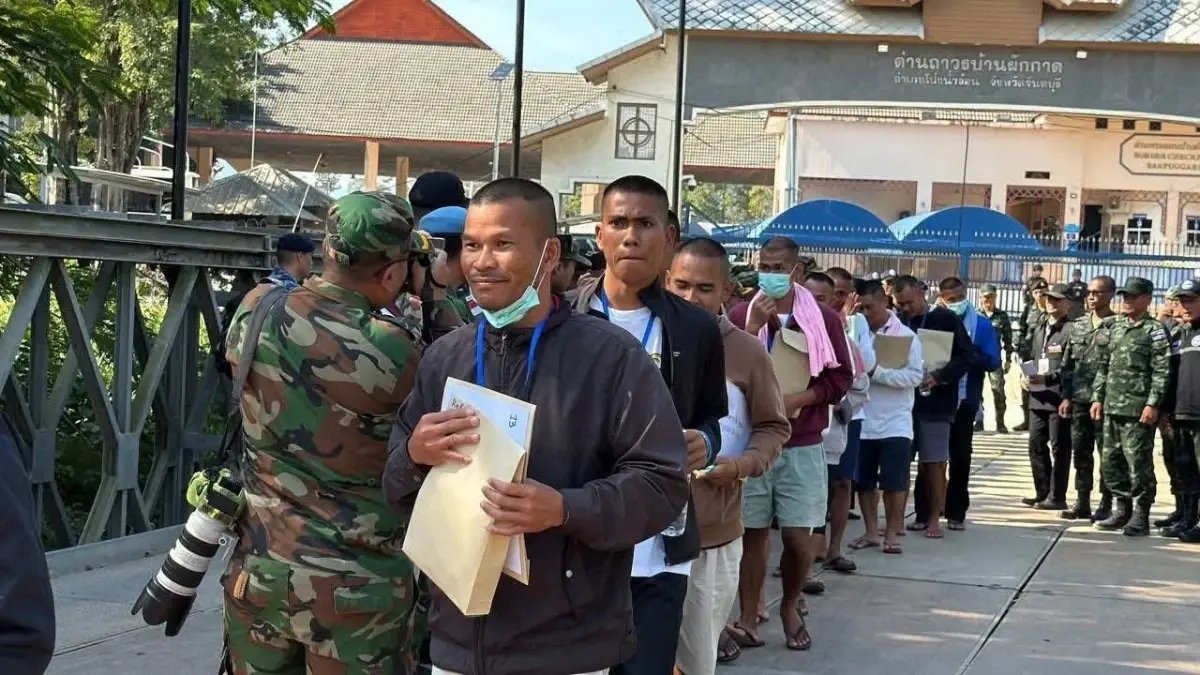 Tayland, 155 gündür alıkoyduğu 18 Kamboçyalı askeri iade etti