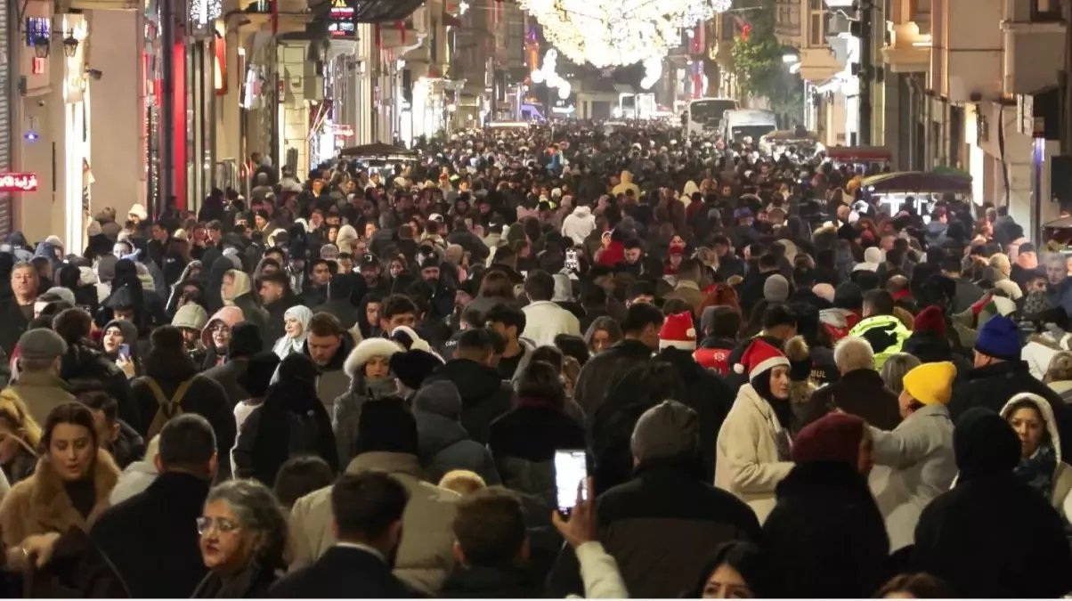 Yeni yıla saatler kala İstiklal Caddesi'nde yoğunluk