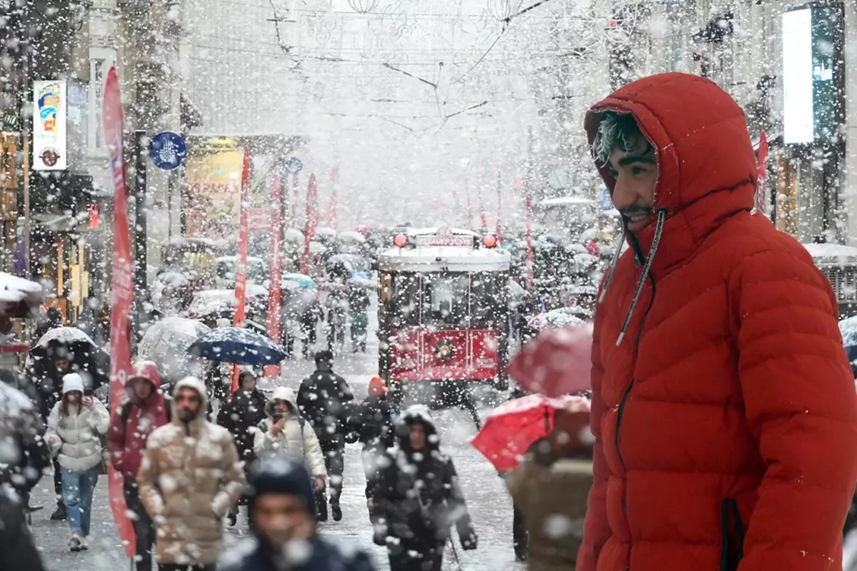 İstanbul'da kar yeniden başlayacak! Peş peşe uyarı geldi, saati de belli